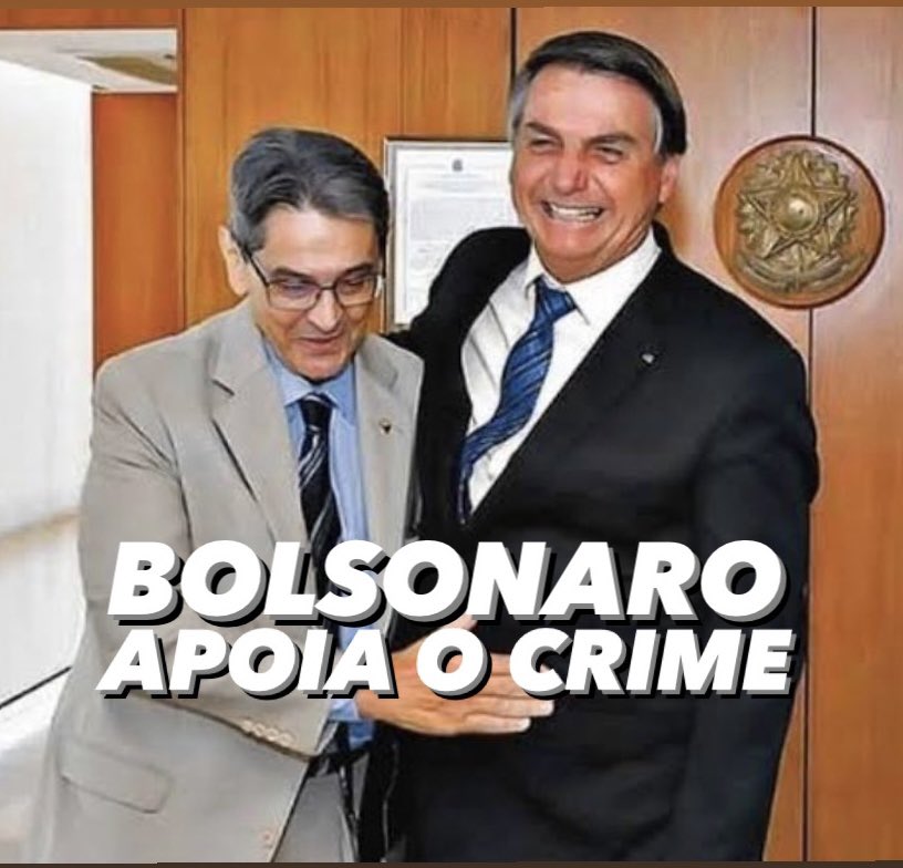 CEOdaBolha's tweet photo. Me disseram que o Bolsonaro não quer que a gente compartilhe a foto dele com o bandido Roberto Jefferson. Sabe por quê?

Porque BOLSONARO APOIA O CRIME! Não compartilhem. https://t.co/53gEALEv6V