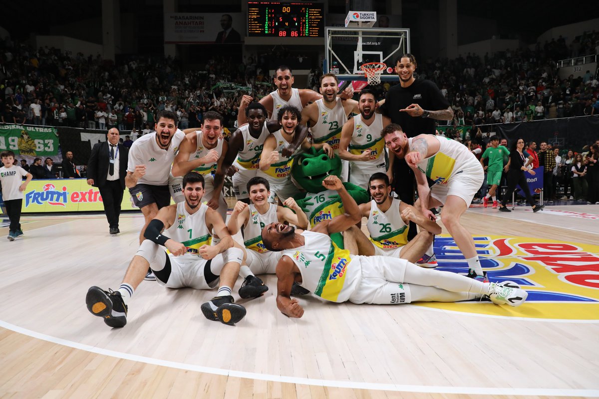 Türkiye Basketbol Süper Liginde rakibi Efes Pilsen'i (Anadolu Efes) 88-86 mağlup eden #Bursaspor 4'te 4 yaparak liderliğini sürdürdü. Bu arada Avrupa'da da (Eurocup) liderliğimiz devam ediyor. BURSASPOR SEN ÇOK YAŞA... @BsBasketbol