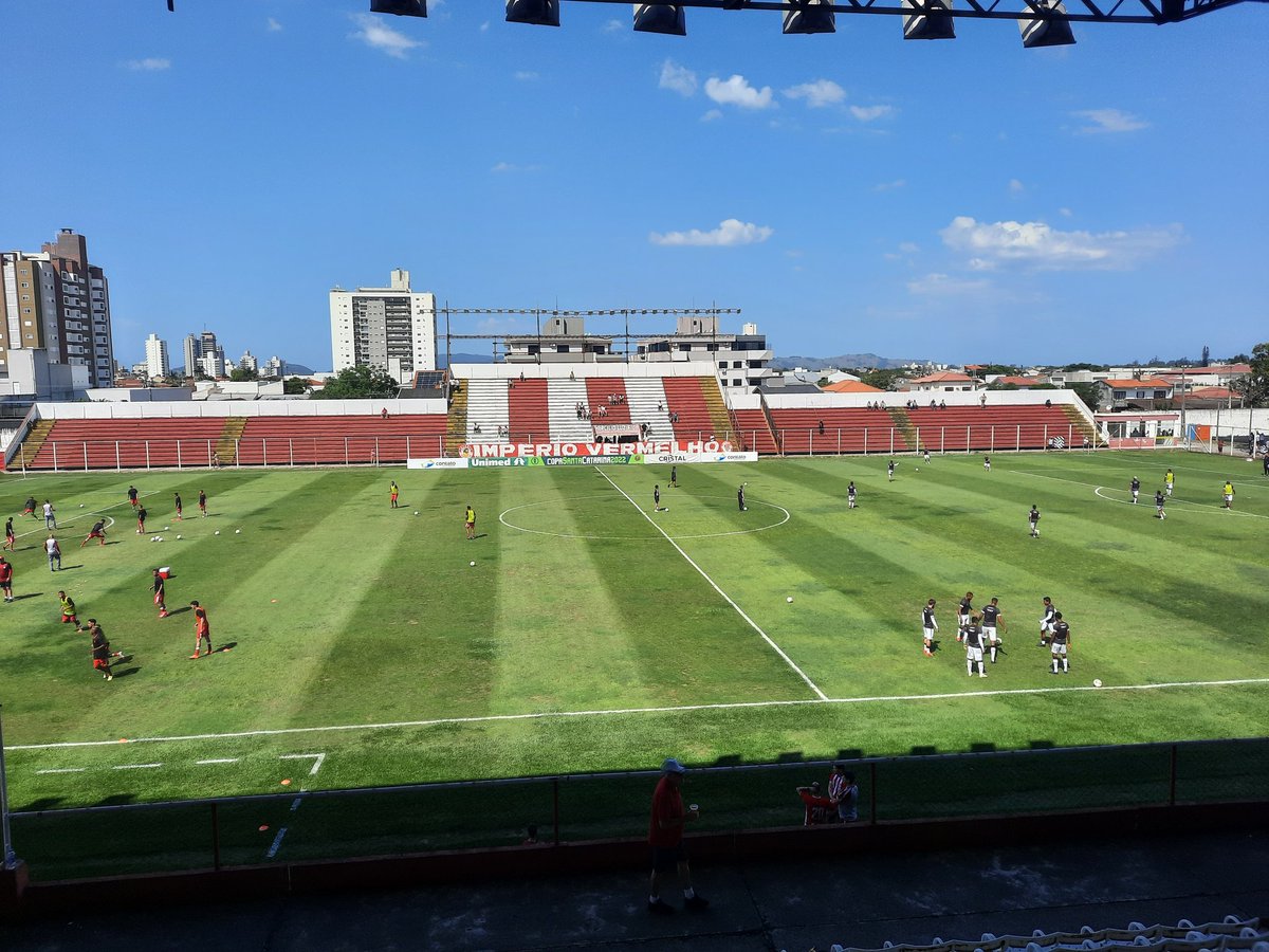 Equipes no aquecimento. Em instantes a bola rola para Hercílio Luz X Figueirense no Estádio Aníbal Costa, em Tubarão. Ouça a Rádio Figueira, ao vivo, direto do Sul do Estado. Acesse radiofigueira.com