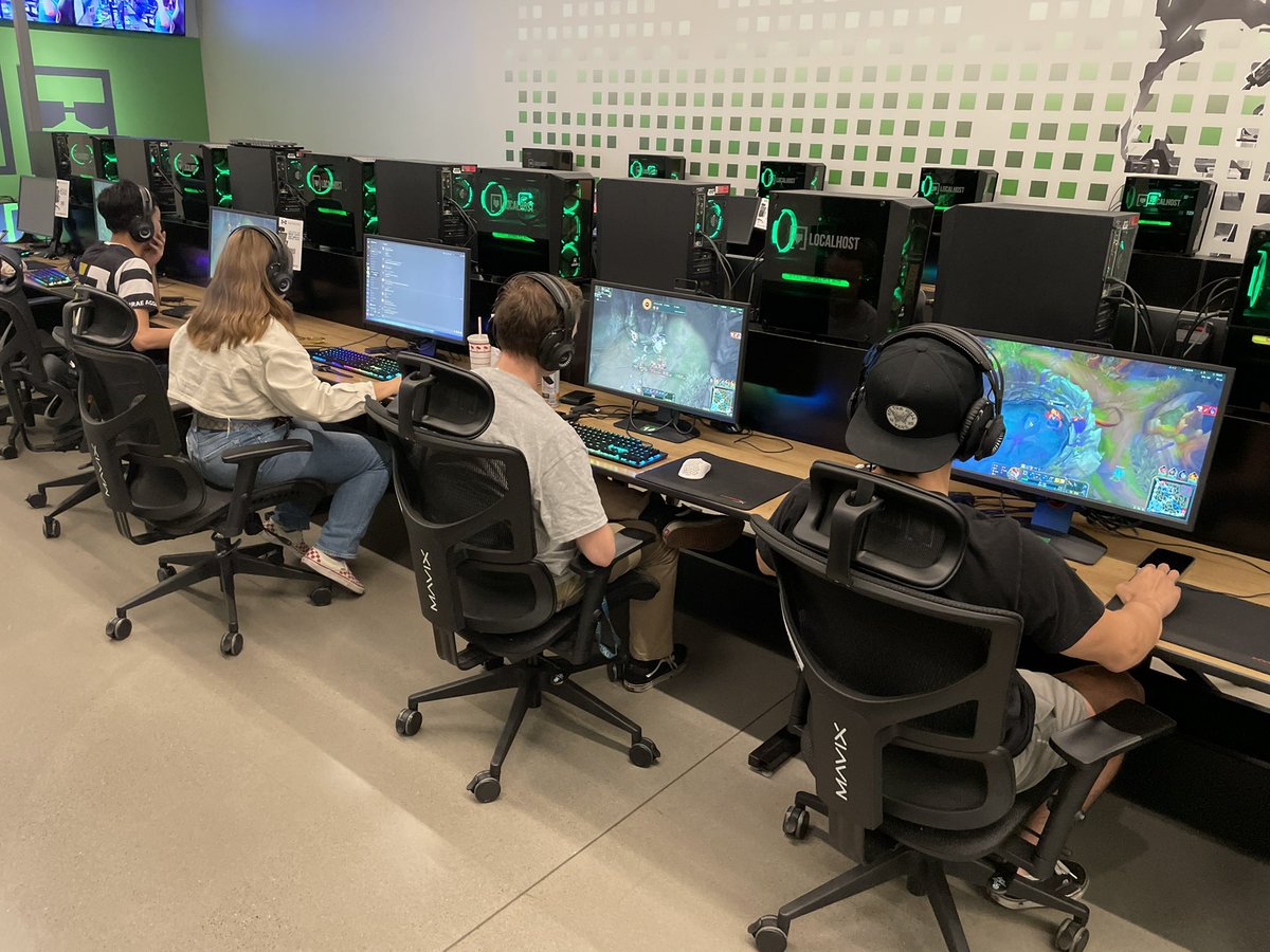 CSUFLoL's tweet photo. 📸 This past weekend’s fundraising event at localhost! 

💙🧡 Thank you all who came through and supported the club! https://t.co/E0Ozwvvp3D