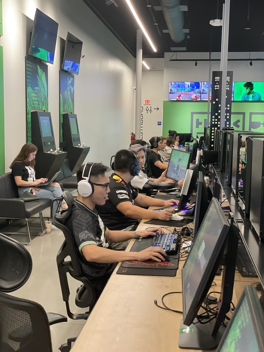 CSUFLoL's tweet photo. 📸 This past weekend’s fundraising event at localhost! 

💙🧡 Thank you all who came through and supported the club! https://t.co/E0Ozwvvp3D