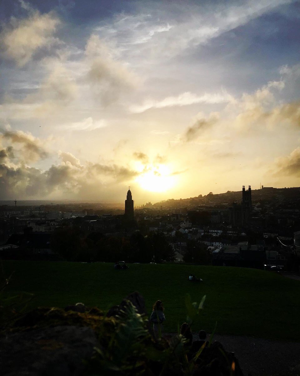 SineadBarry77's tweet photo. Just passing ๐ #haze #sun #hazy #dusk #sunset #sky #cloud #shandon #northcathedral #bellsfield #autum #october #corkcity #ireland #iphonography #filter @CorkDaily @CravingCork @pure_cork @LovingCork @corkbeo @yaycork https://t.co/VLoGfDOwUC