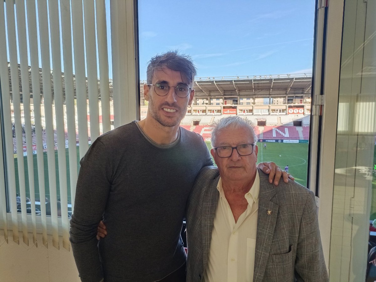 Hoy hemos tenido visita en Las Gaunas.

<a href="/Javi8martinez/">Javi Martínez</a> ha visto el gran partido de esta tarde y para la ocasión se ha echado una bonita foto con nuestro socio n° 2, Antonio Hidalgo.

¡Gracias por la visita, Javi!

#PonteAlMando