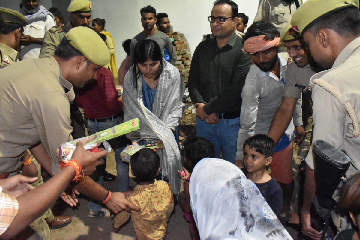 #bandapolice
पुलिस अधीक्षक बांदा एवं उनकी पत्नी द्वारा चौकी बलखंडीनाका स्थित अनाथालय पहुंच कर सभी बच्चों को दीपावली पर्व कि शुभकामनाओं के साथ मिठाई तथा अन्य सामग्रियों का किया गया वितरण ।
#SurakshaKiDiwali
#UPPolice