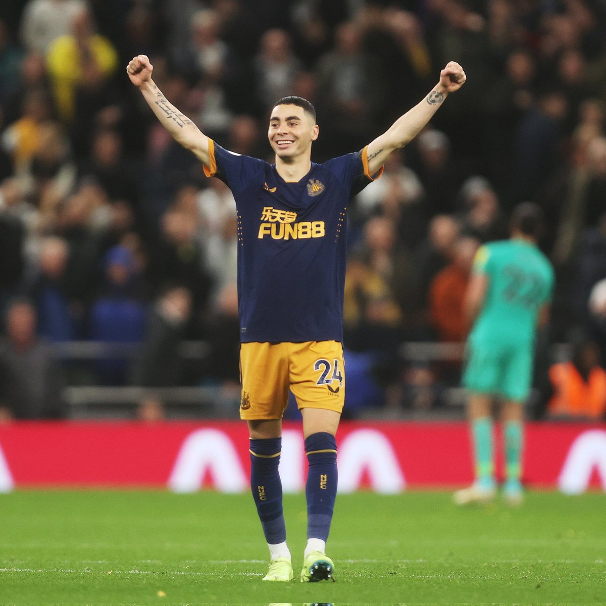NewcastlePy's tweet photo. Almirón es el mejor jugador del mes del Newcastle y de la Premier League.

Es indiscutible 🇵🇾🖤🤍 https://t.co/r3pOP9EsE6