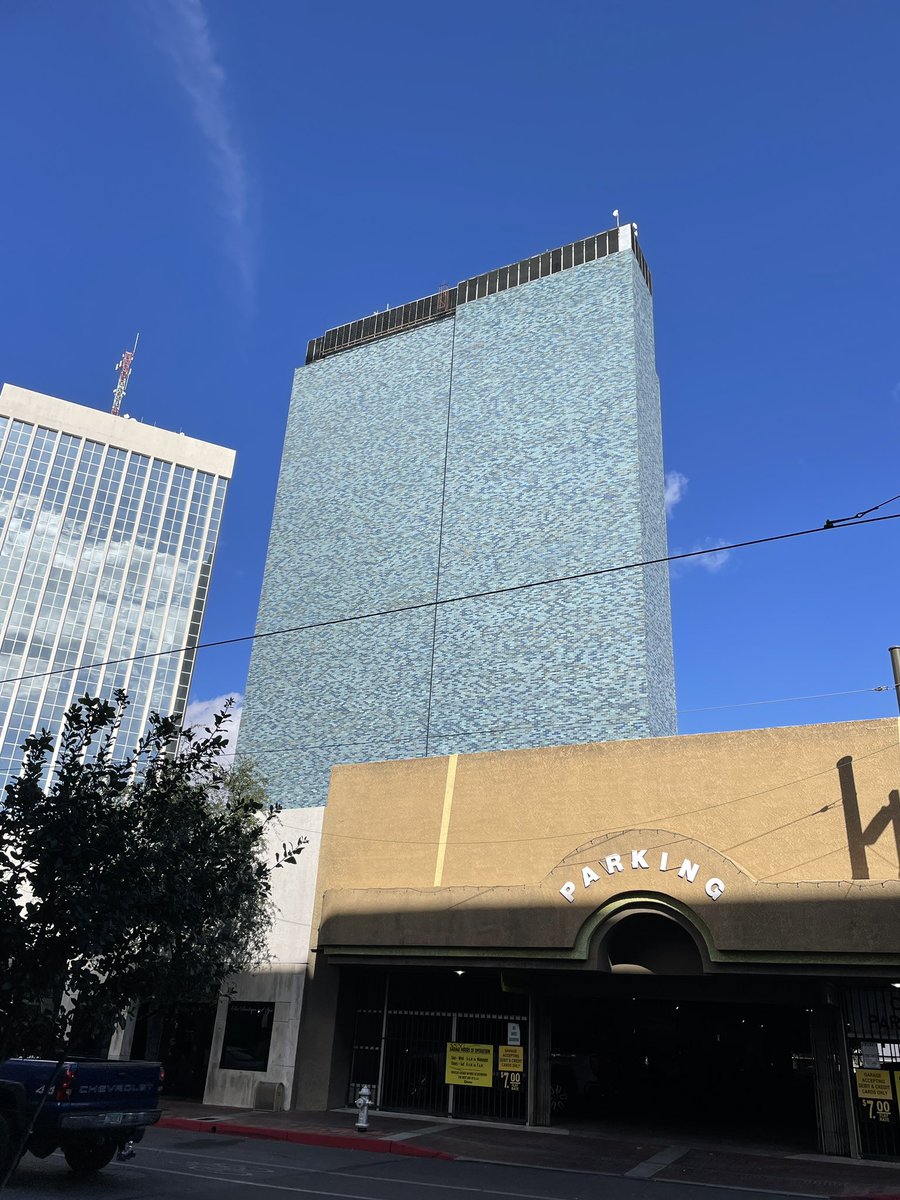 RadLaserFalcon's tweet photo. gm 💥🦅

Here’s a high rise w zero windows on one side. Proof we’re living in a simulation. Try to change my mind 🫣

#Sims #WTFTucson https://t.co/jY9YMKfi4a