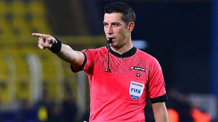 Türkiye’de Galatasaray maçında yine bir ilk yaşandı ve hakem Ali Palabıyık, net faul olmayan bir pozisyonda kaleye 60 m mesafedeki oyuncu son adam sayarak Sacha Boey’i oyundan attı!