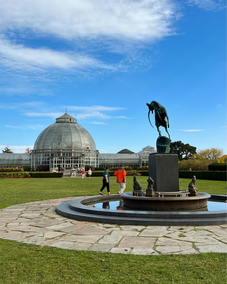 DetroitBus's tweet image. Is this the last nice warm day in Detroit for the rest of the year??  NOBODY KNOWS!

But one thing is for certain: we are out here living it up today. Go hit your nearest park and soak this up while it lasts. 👉☀️