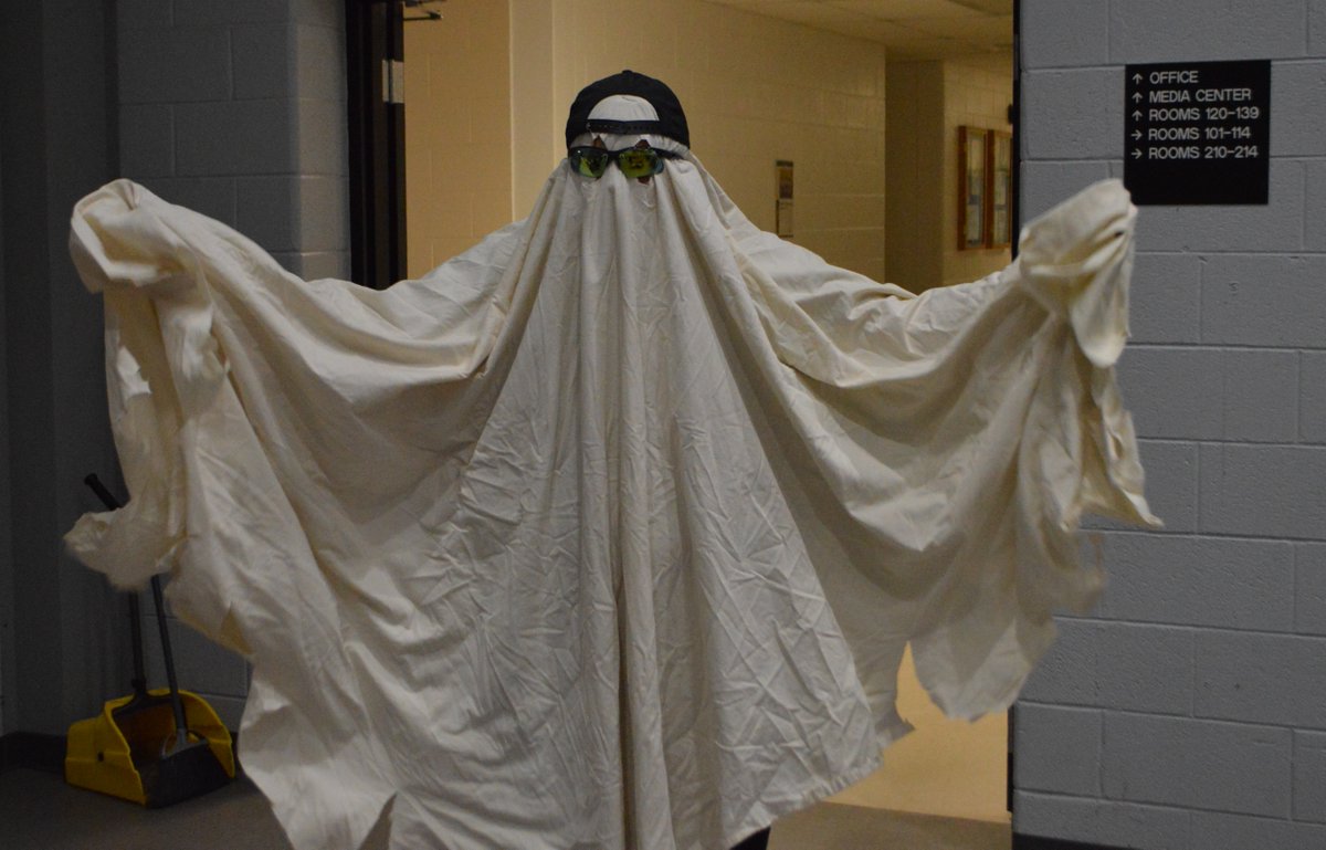 LHNExample's tweet photo. SHOCKtober was a great opportunity to receive and give encouragement. 
Macomb County Assistant Prosecutor, Steve Fox was our guest speaker. 
There were also plenty of laughs, candy corn, costumes, and the opportunity for teenagers to make a difference. https://t.co/BLSzcaFqZl