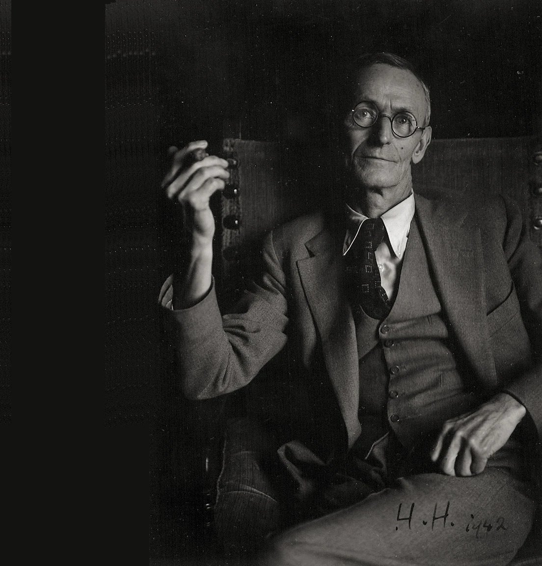 Ne var ki sevmek ve arzulamak aynı şey değildir. Sevgi bilgeleşmiş arzudur; sevgi sevdiği şeyi ele geçirmeyi amaçlamaz, yalnızca sevmek ister onu.

Sevebilen Mutludur, Hermann Hesse