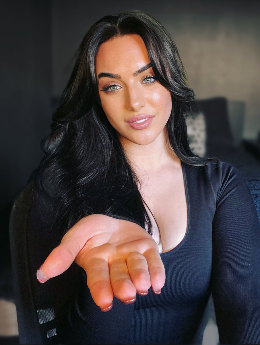 x_aliceowen_x's tweet photo. See my hand? That’s where you put my money. 
Don’t keep me waiting.

Findom paypig walkingwallet https://t.co/Zm8gFo2a1t