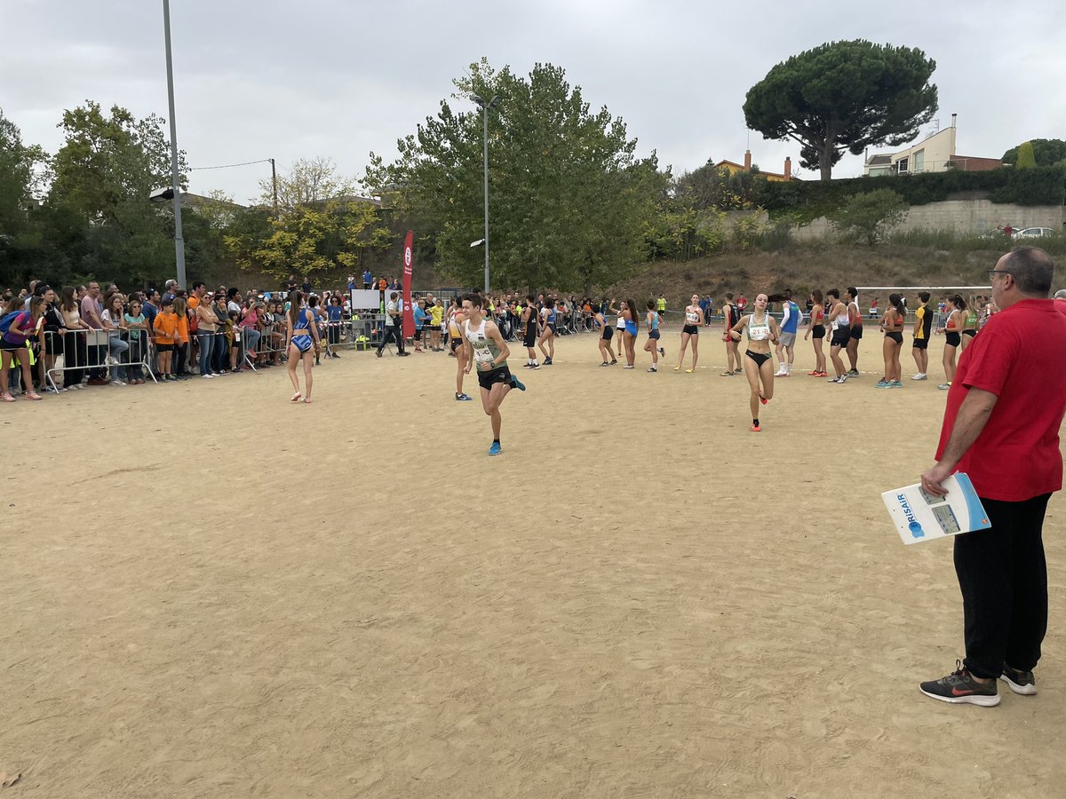 ivanespilez's tweet photo. L’equip U18, format pel M’ha i el Cesc, juntament amb la Marta i la Marwa, han aconseguit una gran segona posició, lluitada en el primer relleu pel M’ha i molt ben consolidada per tots, molt concentrats i sense errors.

#atletisme #cros #campatraves #catalunya https://t.co/hS6HEJlO86