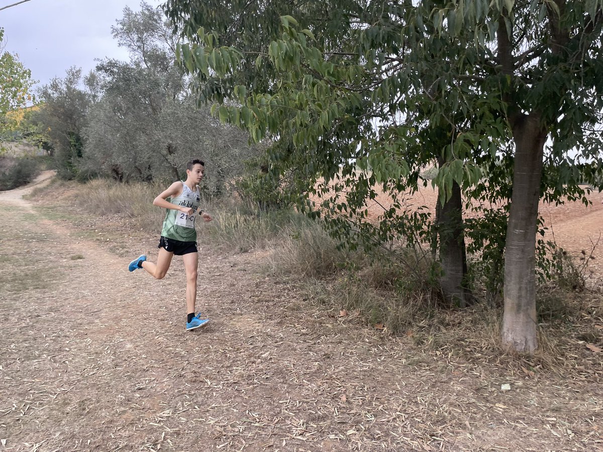 ivanespilez's tweet photo. L’equip U18, format pel M’ha i el Cesc, juntament amb la Marta i la Marwa, han aconseguit una gran segona posició, lluitada en el primer relleu pel M’ha i molt ben consolidada per tots, molt concentrats i sense errors.

#atletisme #cros #campatraves #catalunya https://t.co/hS6HEJlO86