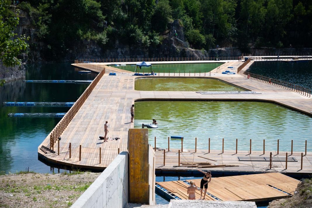 This flooded quarry in Kraków called Zakrzówek, has the largest floating swimming facility we’ve ever seen and we ❤️ it. Amazing. Imagine this in the #Thames or <a href="/YourRoyalDocks/">The Royal Docks</a>… #floatingpool #london #outdoorswimming #lido