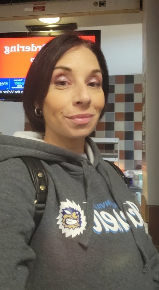 Kassydoodles's tweet photo. @JaxIcemen won last night 🏒! It was a good game. #sundayselfie #snapchat #SnapChatbabe #snapchatpic #selfiesunday #feelingcute #fitover40 #fortyandfabulous #influencers https://t.co/I71zfjGQk0