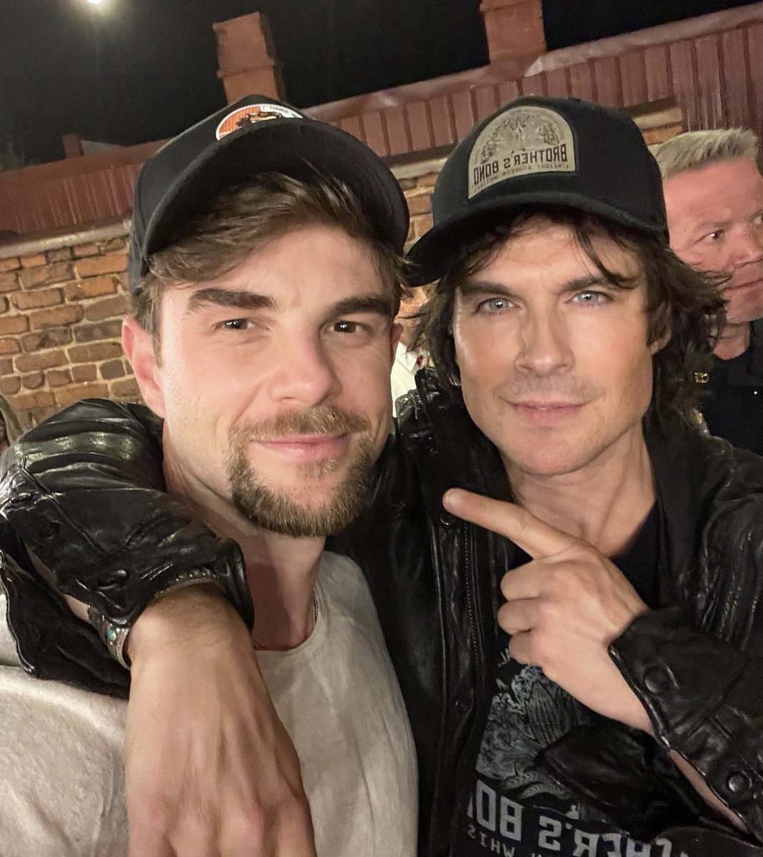 PreviouslySerie's tweet photo. #TheVampireDiaries #TheOriginals

⚠️ATENCIÓN⚠️

Mystic Falls’s back! ❤️ ¡Reencuentro del #TVDU!

Gran parte del elenco de las series vampíricas se reúne por el panel #IWFE en Covington y nos regalan hermosas instantáneas como estas. https://t.co/yYEn78wKbn