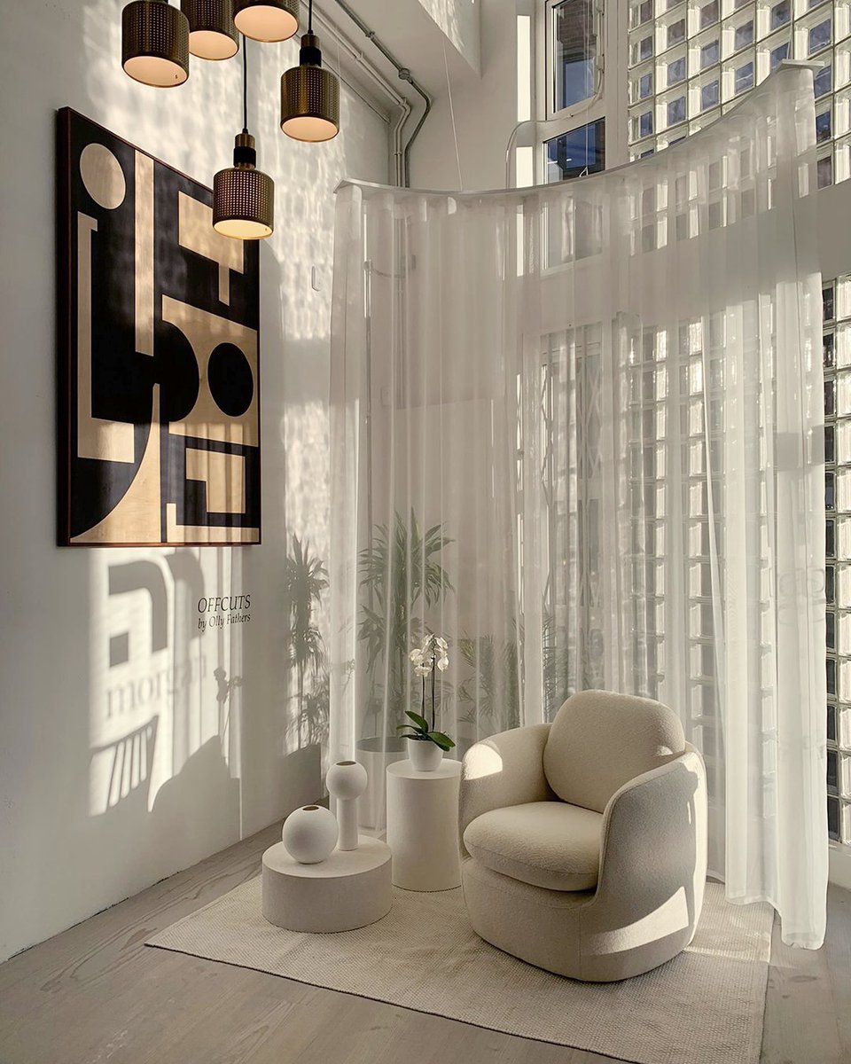 MorganSeating's tweet photo. We adore the light and shadows that cast upon our latest art installation, 'Offcuts' by Olly Fathers. Paired perfectly with the  'Riddle' pendant by Bert Frank, and our recent launch, the Bilbao swivel lounge chair. 

Take a look at our pinned post for your chance to win Bilbao. https://t.co/NIIvcQTDwr