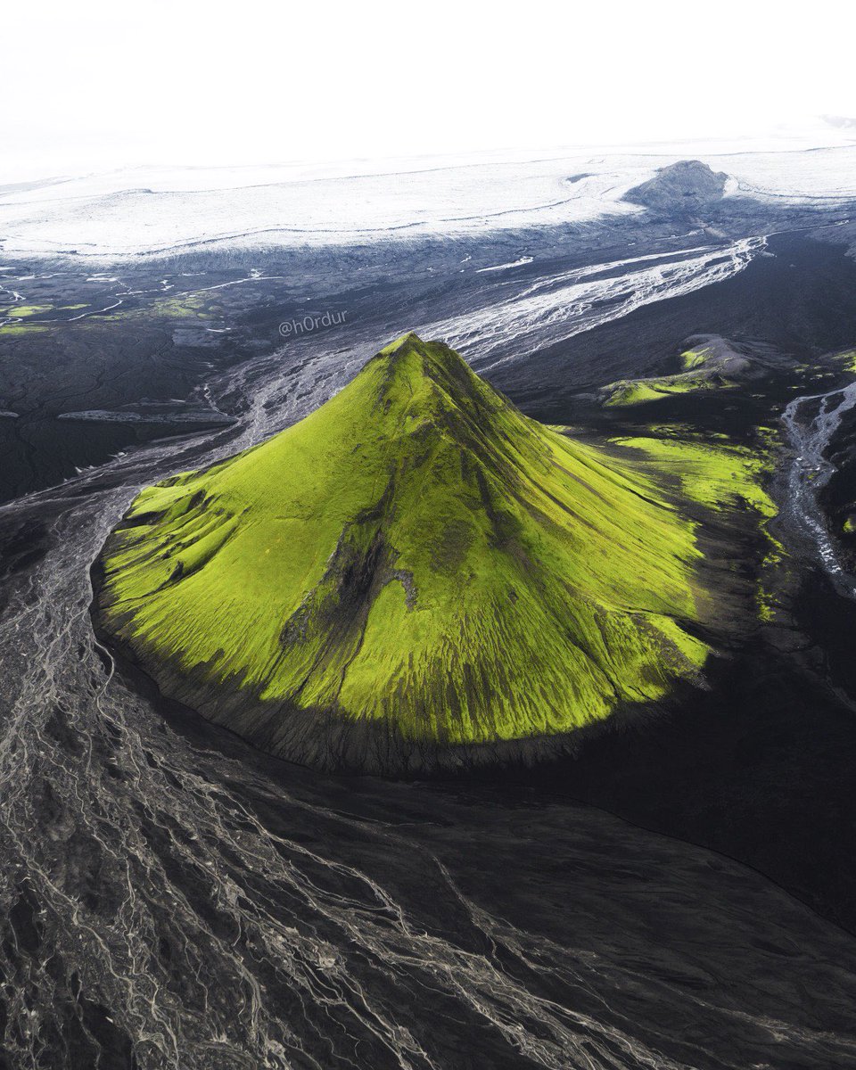 JamesLucasIT's tweet photo. Un vulcano spento, su cui è cresciuto del muschio, nel bel mezzo di un deserto di sabbia nera, con un ghiacciaio sullo sfondo. Solo in Islanda 🇮🇸 https://t.co/CbSAvw5Hki