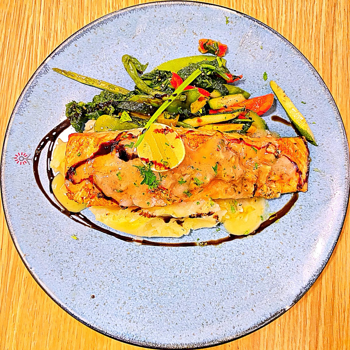 DimpyKoch's tweet photo. Grilled Norwegian Salmon with spinach, courgettes, snow peas, tomatoes, caramelised onion and potato mash, hollandaise sauce, citrus caper veloute and parsley.
#DiwaliDinner #BeingFancy 

Wish you a very happy Diwali, folks ❤️ https://t.co/5BKYtwxbQ8