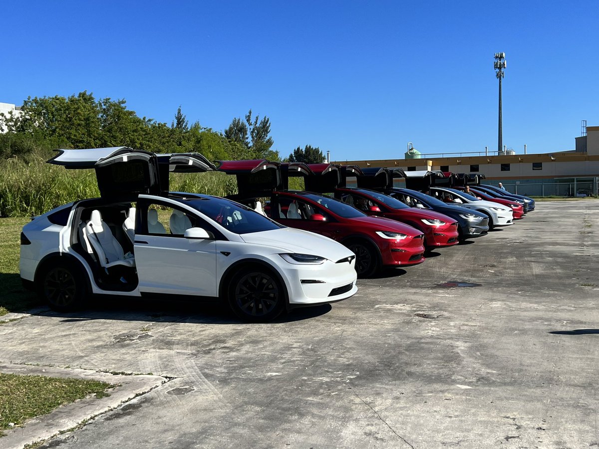 CarsonGallo's tweet photo. #TeslaConFL with @TeslaOwnersFL was #TeslaHeaven I ♥️ The @Tesla Community. And got to meet & learn from so many like minded people this weekend. https://t.co/2ewIKGbUlF