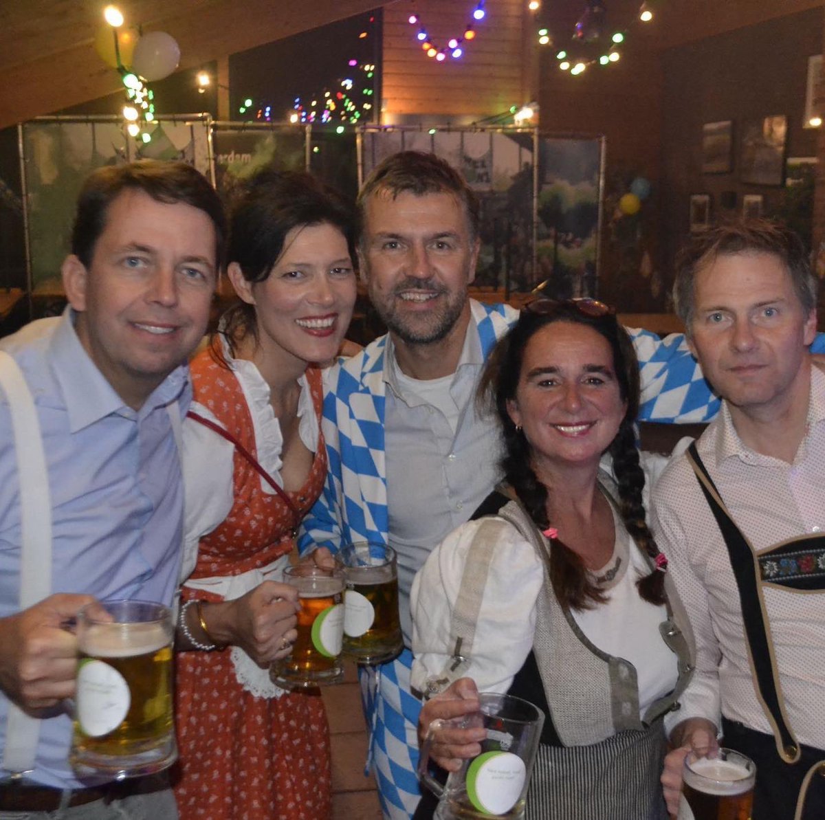 ernatruijens's tweet photo. 💚 #clubliefde #klasseapart
Mijn laatste feestje voor mijn rollercoaster was het novemberfest. Toen nog als bestuurslid van #hcrotterdam mijn 1e feestje na alle hectiek was het veilingdiner van #dames1 &amp; #heren1 https://t.co/6DFD6UgPxe