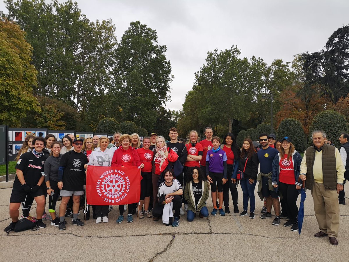 RotaryD2201's tweet photo. Este fin de semana on motivo de la celebración del día 24 de Octubre la Gobernadora Virginia Carballude Rodriguez ha participado junto a miembros de clubs Rotarios de Madrid en una marcha solidaria por el parque del retiro. https://t.co/T5M4H5TcGM
