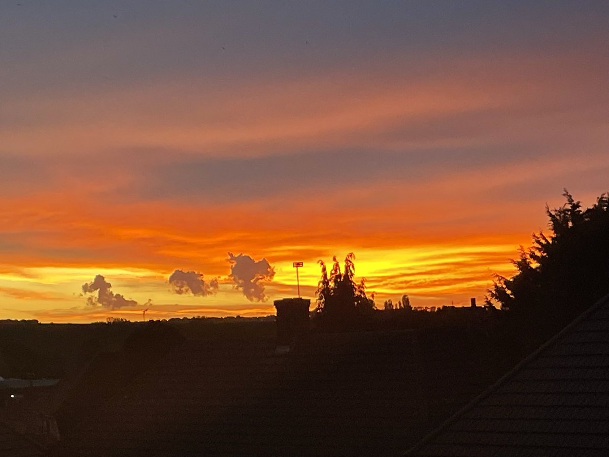 coco_th's tweet photo. That sky after the storm was stunning tonight 😍⛈ #RedSky #afterthestorm #ourviews #sundayvibes https://t.co/r1FIAwaeIA