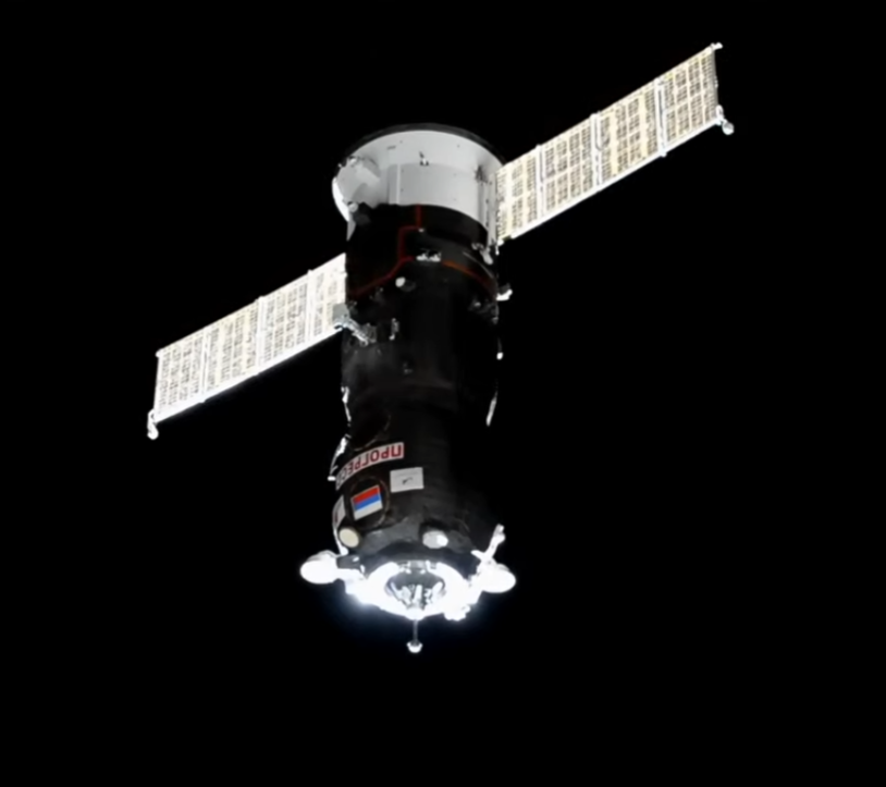 RevesdEspace's tweet photo. Nuit de départ à l’ISS 🛰👨‍🚀
🛰 Cargo #ProgressMS19
⏰ Désamarrage à 22h46 UTC pour une rentrée atmosphérique destructrice après environ 3,5 heures de vol
📷 A l’amarrage le 17/02/2022
📺  ? https://t.co/LknZxlW8cC