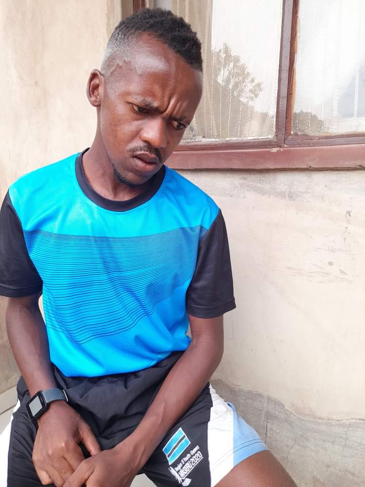 prosperbrown02's tweet photo. @Motso__P You worry me officer, Ey Bro we Fam ga gona chanche ke je sengwe? https://t.co/9C6qqvR7Lc