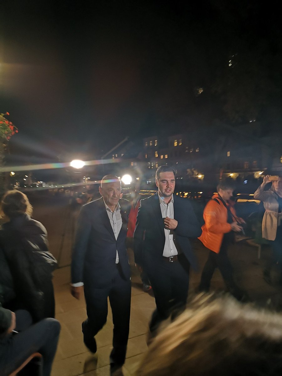V štab <a href="/AnzeLog/">Anže Logar</a> je dobro razpoložen in brez spremstva prikorakal <a href="/JJansaSDS/">Janez Janša</a>. #predsedniškevolitve2022 <a href="/24ur_com/">24ur.com</a>