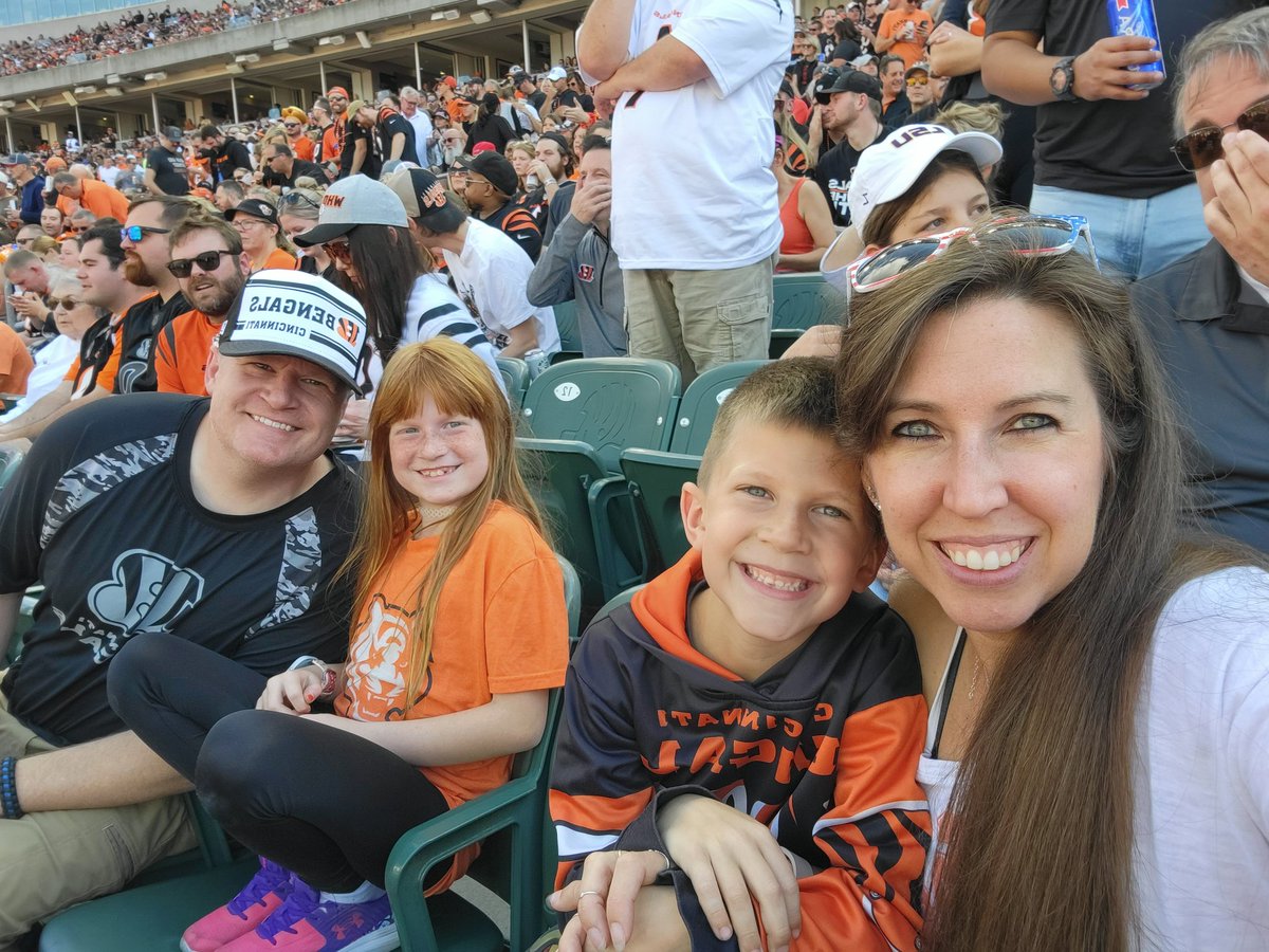 Lindsay Six tweet media