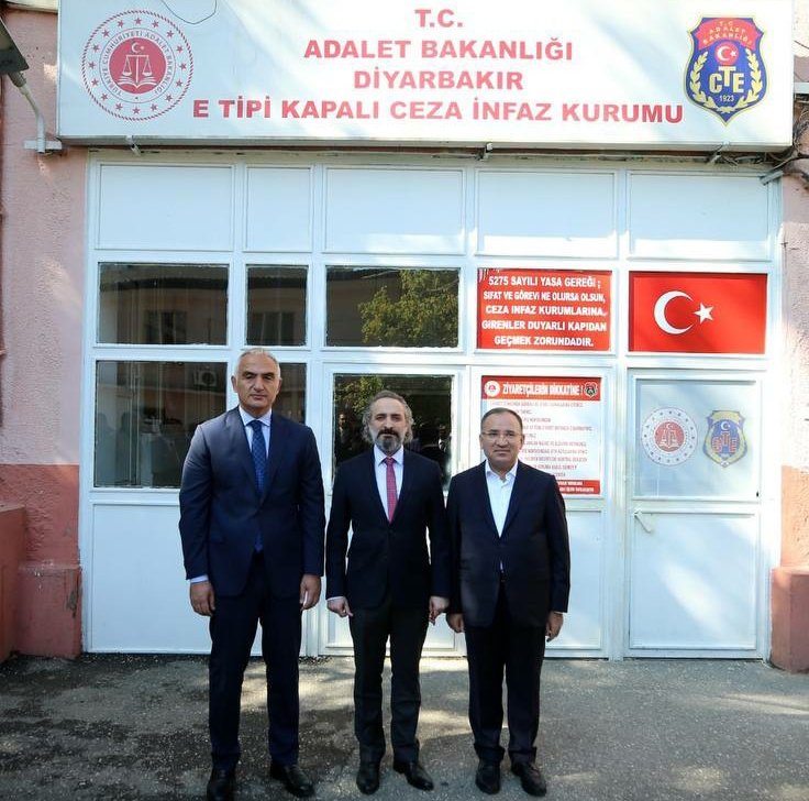 12 Eylül'ün sembolü Diyarbakır Cezaevi'nde son gün. Kültür Bakanımız @MehmetNuriErsoy Adalet Bakanımız @bybekirbozdag'dan cezaevini bir Kültür Merkezi'ne dönüştürmek üzere devraldı. Biz de şahit olduk.