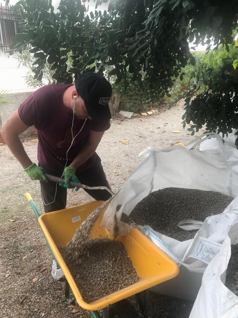 Qué ingenua la vanidad del hombre que cree que merece algo más que un despertador mañana lunes a las 7am, una nevera llena, un hogar, buena compañía y salud. Me suda la polla la búsqueda, yo le canto, desde una caja de zapatos, al inconformista xa que tenga los pies en el suelo.