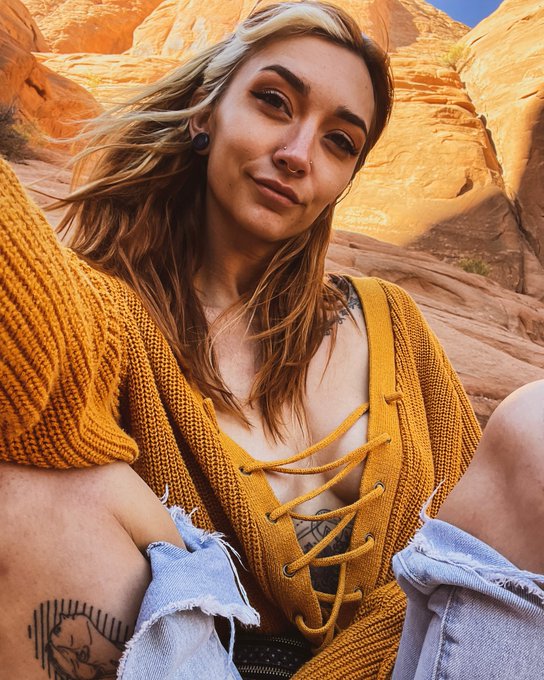 Sweater weather 💛 https://t.co/nFh1SpIIlf