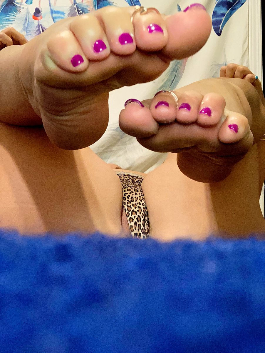 hifeet808's tweet photo. Itโs #SinfulSunday ๐๐ฅฐ sure do wish I was in this position for something other than a pic ๐๐ ๐
#singlesucks #singlemilf #lonelywoman #feetworshippers #perfecttoes #thong #feetsexy https://t.co/K1enmgDNSL