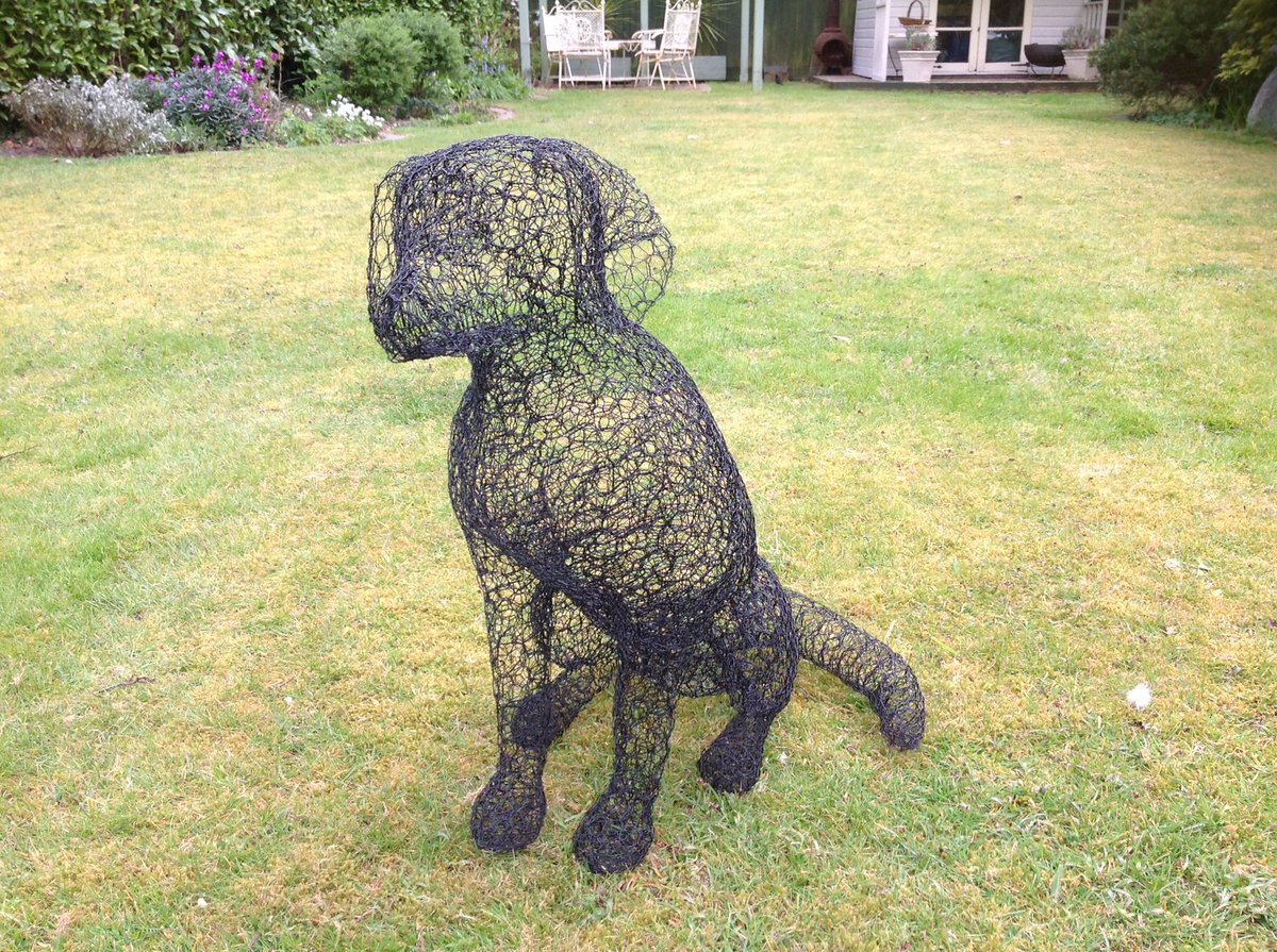 Evening  #HandmadeHour #crafthour I create wire sculptures. Here’s a wire Labrador to brighten your day ! 🐾🐾