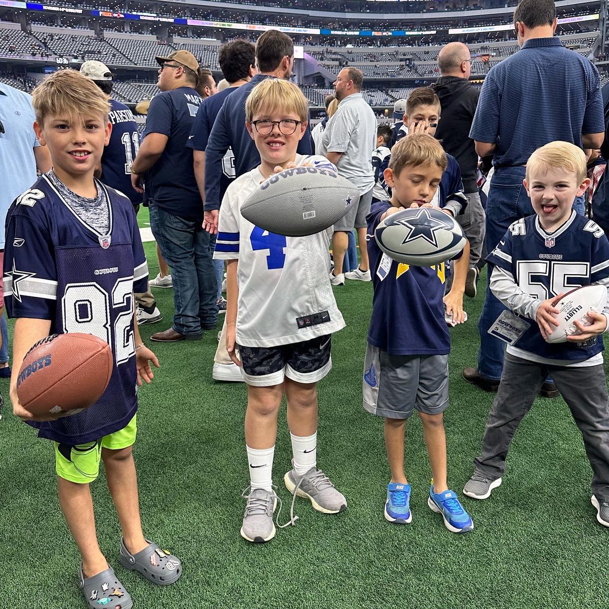 StarSportsTours's tweet photo. Pre Game Sideline Pass Experience today with SST🤩 we’re about as close as we can get to these Boys while they are warming up🔥

#DETvsDAL
#DallasCowboys  #CowboysNation #CowboysTravel #WeDemBoyz #onlyatSST #gameday https://t.co/R0JqzE2NN2