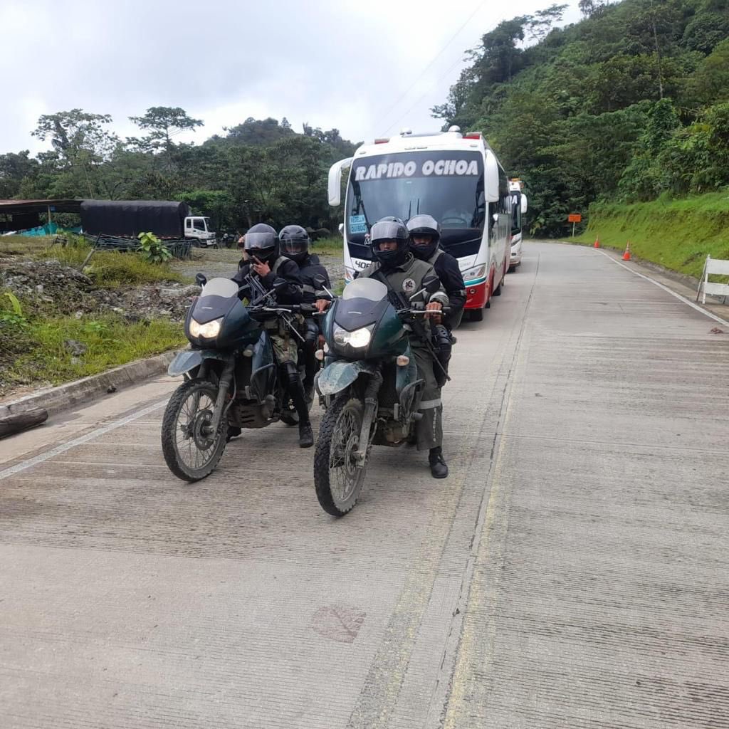 Ejercito_Div7's tweet photo. Desde muy temprano, la #FuerzaDeTareaConjuntaTitan acompaña a los transportadores y viajeros que se movilizan por la vía que comunica a las ciudades de Medellín y Quibdó. #PlanPerseo https://t.co/SV3tgh1Xud