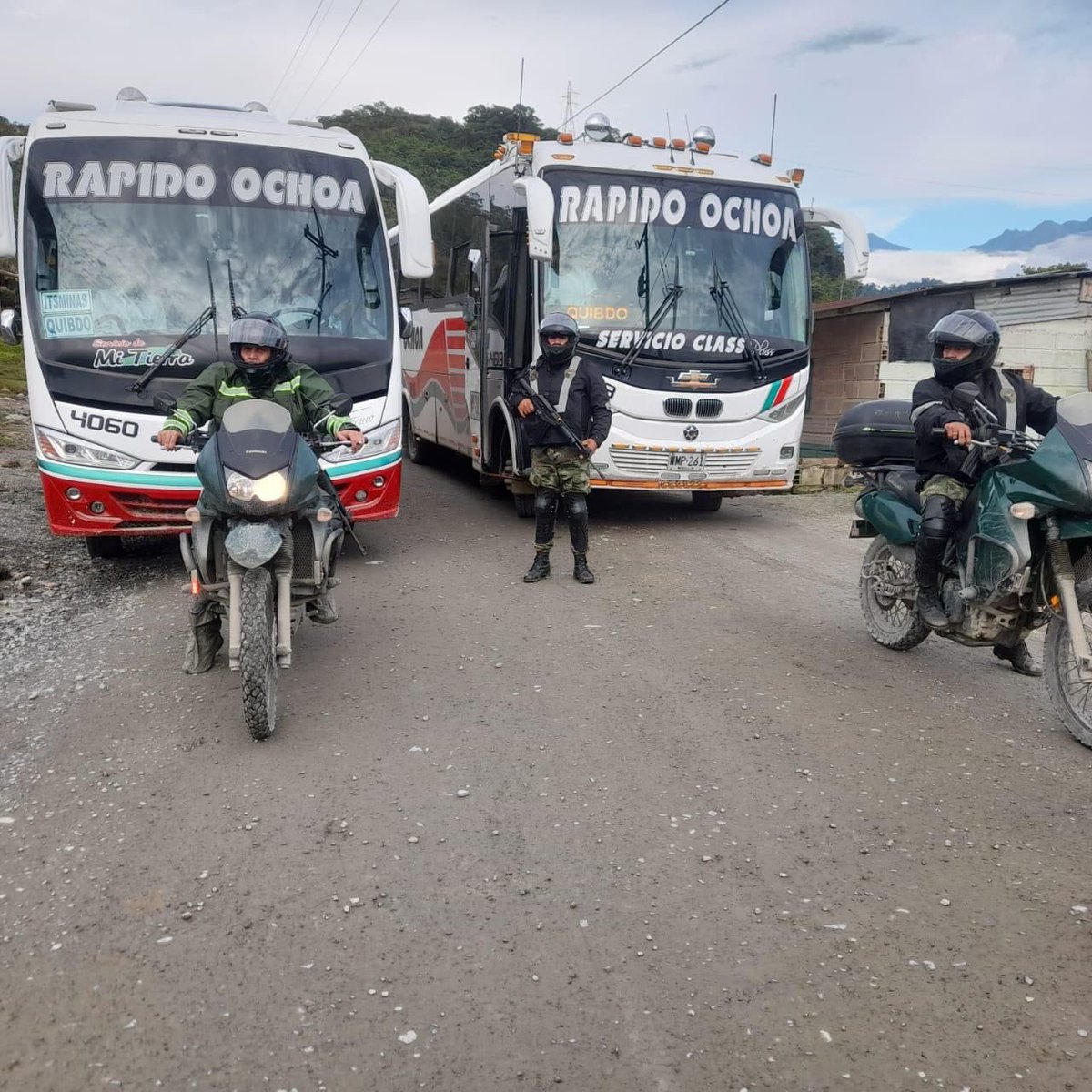Ejercito_Div7's tweet photo. Desde muy temprano, la #FuerzaDeTareaConjuntaTitan acompaña a los transportadores y viajeros que se movilizan por la vía que comunica a las ciudades de Medellín y Quibdó. #PlanPerseo https://t.co/SV3tgh1Xud