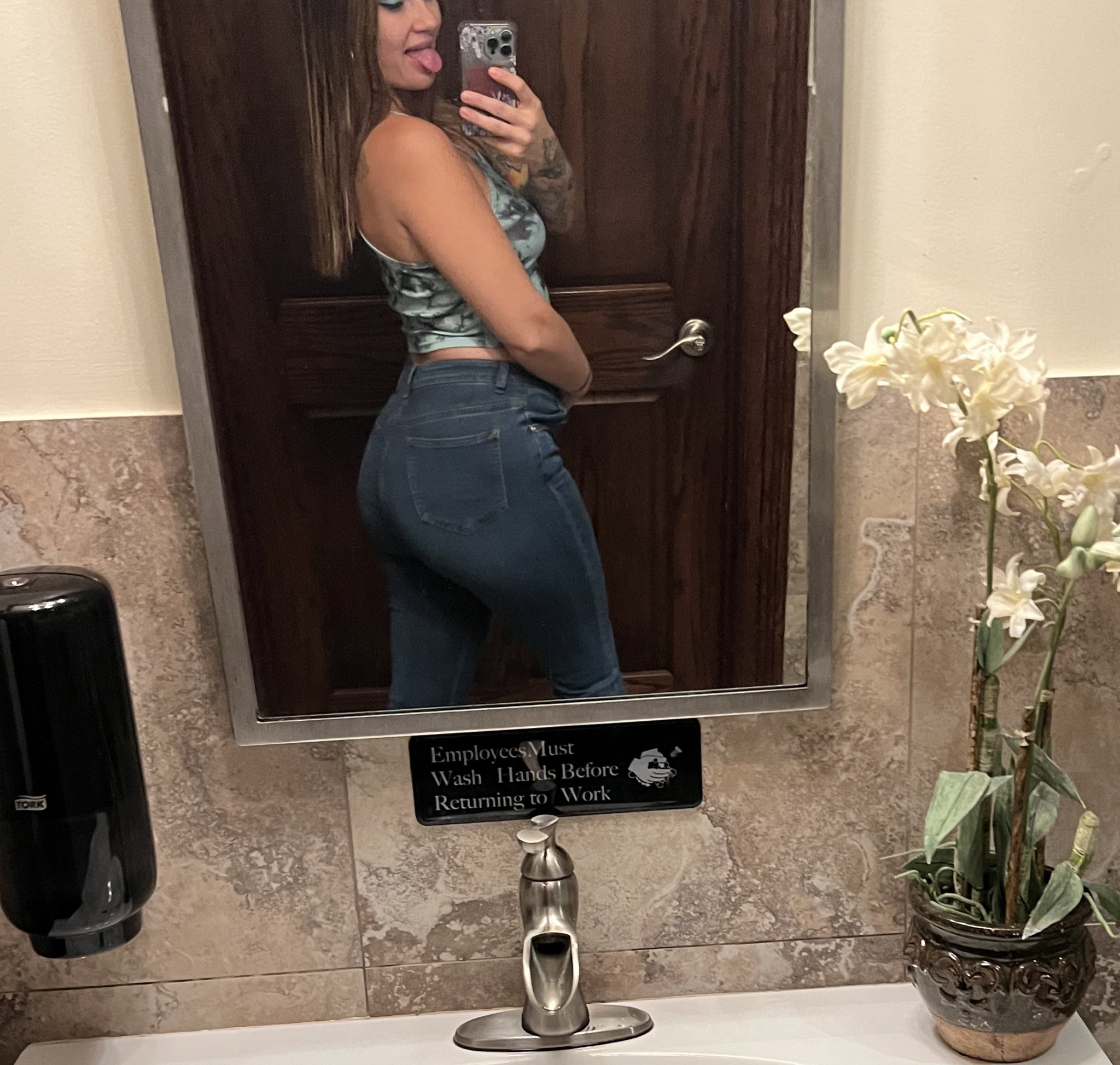 Violet Smith on Twitter: "RT if you want a booty pic in your messages 🤭