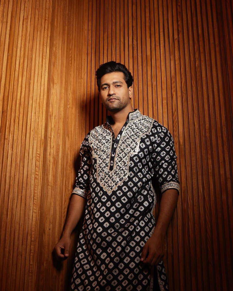 imshiva17's tweet photo. Stunning and stylish new pictures
of lovely couple #VickyKat
from the #Diwali celebrations
#VickyKaushal - #KatrinaKaif
#DiwaliCelebration #Deepavali https://t.co/ImGWyglsEp