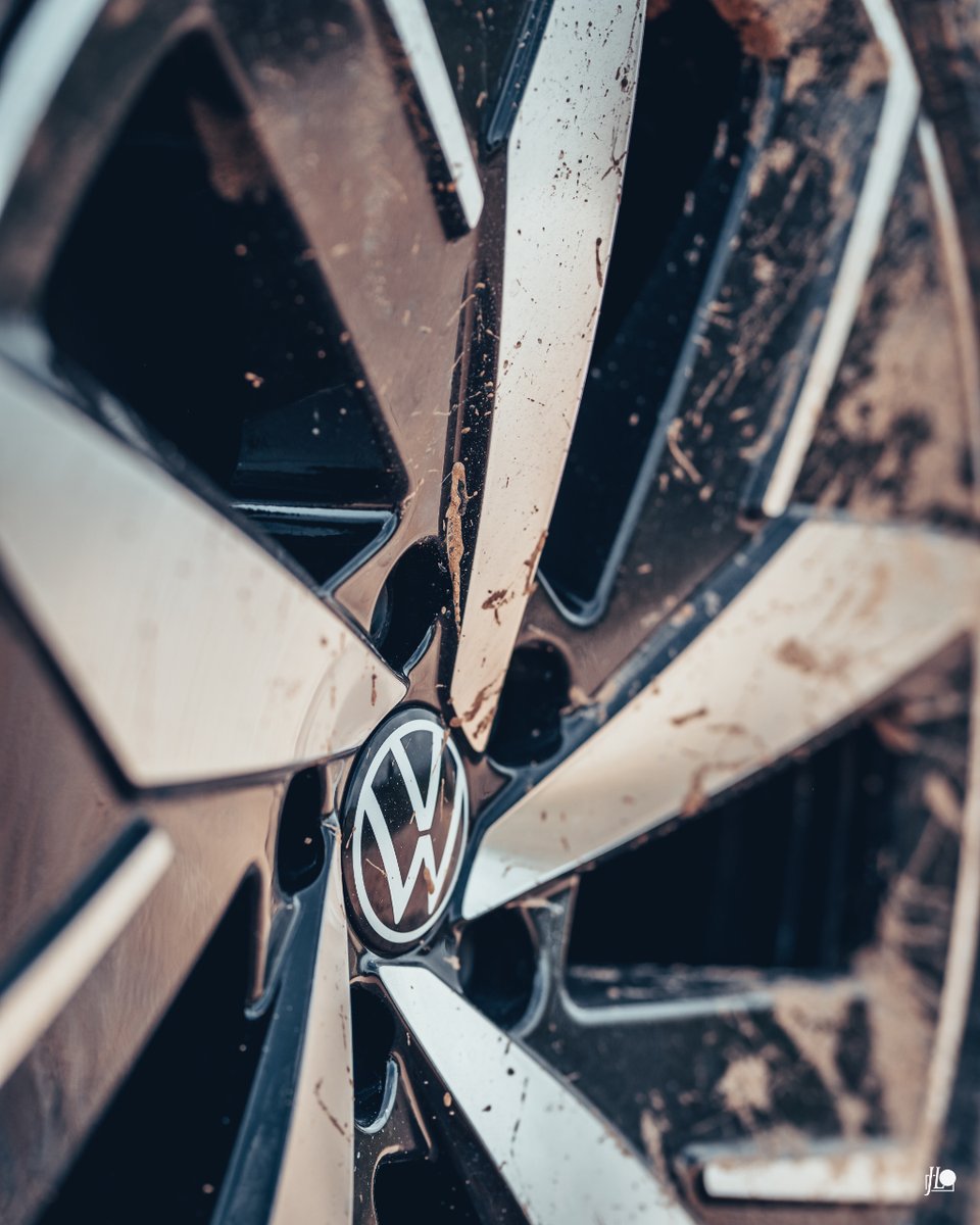 El Volkswagen ID.4 GTX siempre está listo para la aventura ⚡ Sus amortiguadores, estabilizadores y tren de rodaje están especialmente ajustados para que sientas la adrenalina y todo el control en tus viajes 🗺️ #Volkswagen #id4gtx #HolaID #VWCanarias