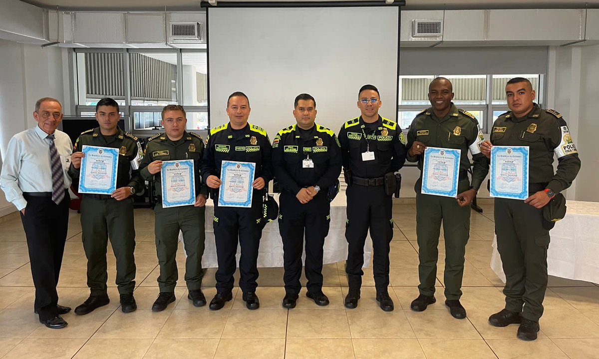 PoliciaAduanera's tweet photo. En #Pereira fortalecemos el conocimiento de nuestros policías. Exaltamos su compromiso y dedicación por alcanzar el título de Técnico Laboral en Comercio Internacional con Énfasis en Procesos Logísticos. #Cetep #DiosYPatria #EsUnHonorSerPolicía https://t.co/MJxEmkyA8V