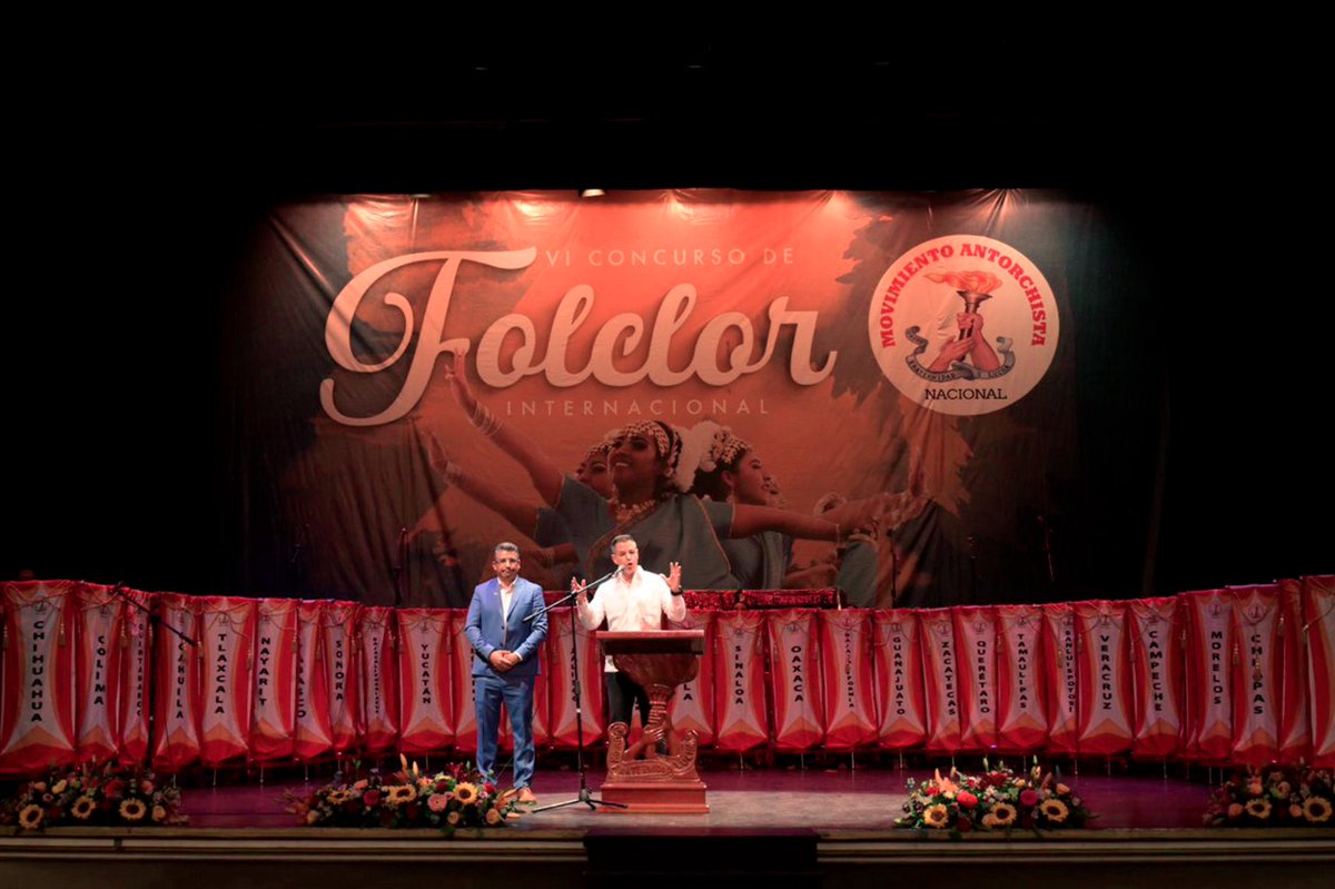 alejandromurat's tweet photo. Desde el emblemático teatro #MacedonioAlcalá, asisto al "VI Concurso de Folclor Internacional Movimiento Antorchista Nacional"; muchas gracias a las y los integrantes por la invitación. No cabe duda, Oaxaca es un estado de cultura, arte y tradición. https://t.co/J26P1vYcQe