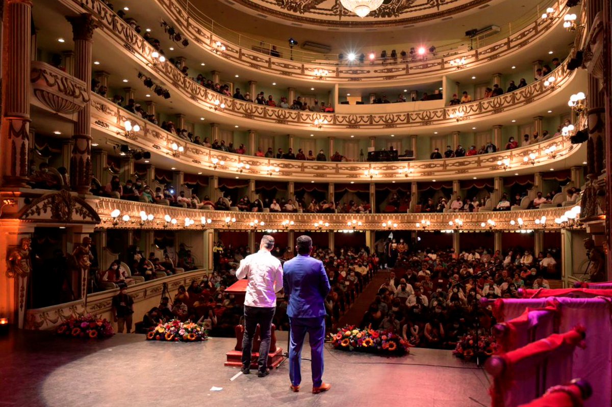 alejandromurat's tweet photo. Desde el emblemático teatro #MacedonioAlcalá, asisto al "VI Concurso de Folclor Internacional Movimiento Antorchista Nacional"; muchas gracias a las y los integrantes por la invitación. No cabe duda, Oaxaca es un estado de cultura, arte y tradición. https://t.co/J26P1vYcQe