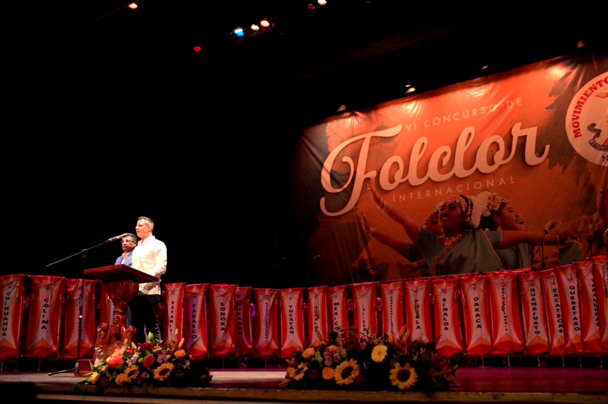alejandromurat's tweet photo. Desde el emblemático teatro #MacedonioAlcalá, asisto al "VI Concurso de Folclor Internacional Movimiento Antorchista Nacional"; muchas gracias a las y los integrantes por la invitación. No cabe duda, Oaxaca es un estado de cultura, arte y tradición. https://t.co/J26P1vYcQe