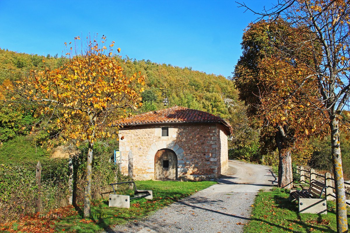 PatrimonioRioja's tweet photo. El otoño en Los Cameros, el otoño por Pradillo. La ermita de San Jorge. 
🍁💛💚✨ https://t.co/XyOjRju9Kh