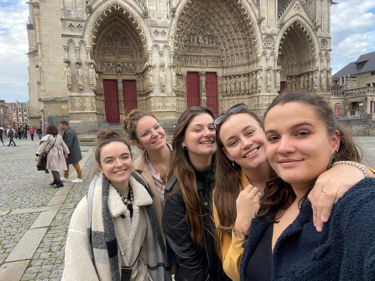 DorianeTeamel's tweet photo. • A M I E N S #6thRound ✅ city trip improvisé, de la marche (beaucoup), des verres en terrasse, des couleurs d’automne, et de la voix ✨ on continue l’aventure et… « de plus en plus » ❤️🤪 • #VivanteTour https://t.co/YlOg9RVly3