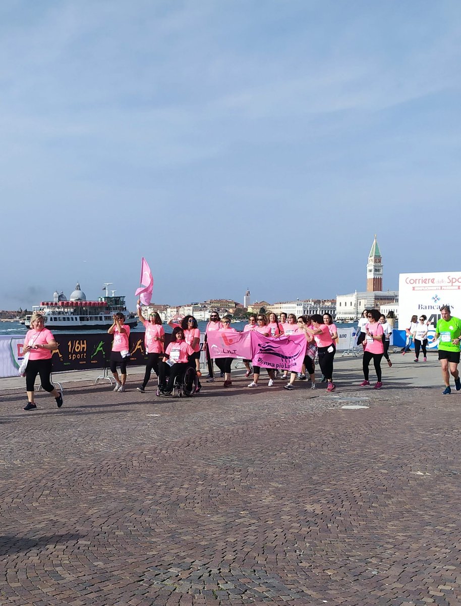 nikizag7's tweet photo. Oggi @Venicemarathon mia sorella...10 km...partenza e arrivo...con la @LILTnazionale #pinkfire ๐ช๐ป๐ช๐ป๐ช๐ป #Venezia https://t.co/pzKjfaKsMZ