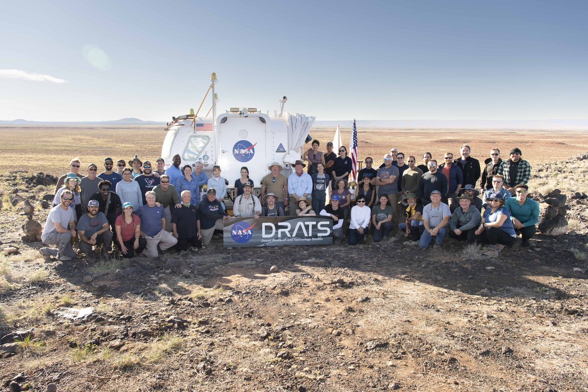 For our @NASAArtemis missions, lighting conditions at the Lunar South Pole will be challenging as the sun is constantly at a low angle on the horizon. Here @sarah_shull and I are conducting a simulated lunar spacewalk as part of a joint @NASA @JAXA_jp #DRATS mission.